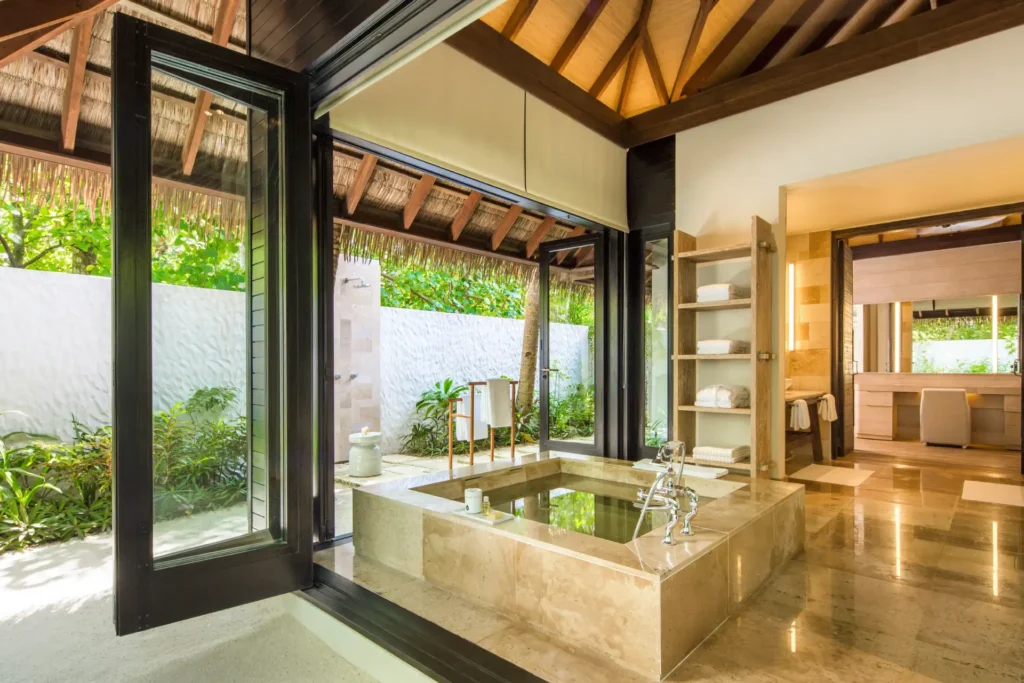 Badezimmer mit versenkter Badewanne einer Strand-Suite des COMO Maalifushi, buchbar bei der Malediven-Expertin Katharina Fenners