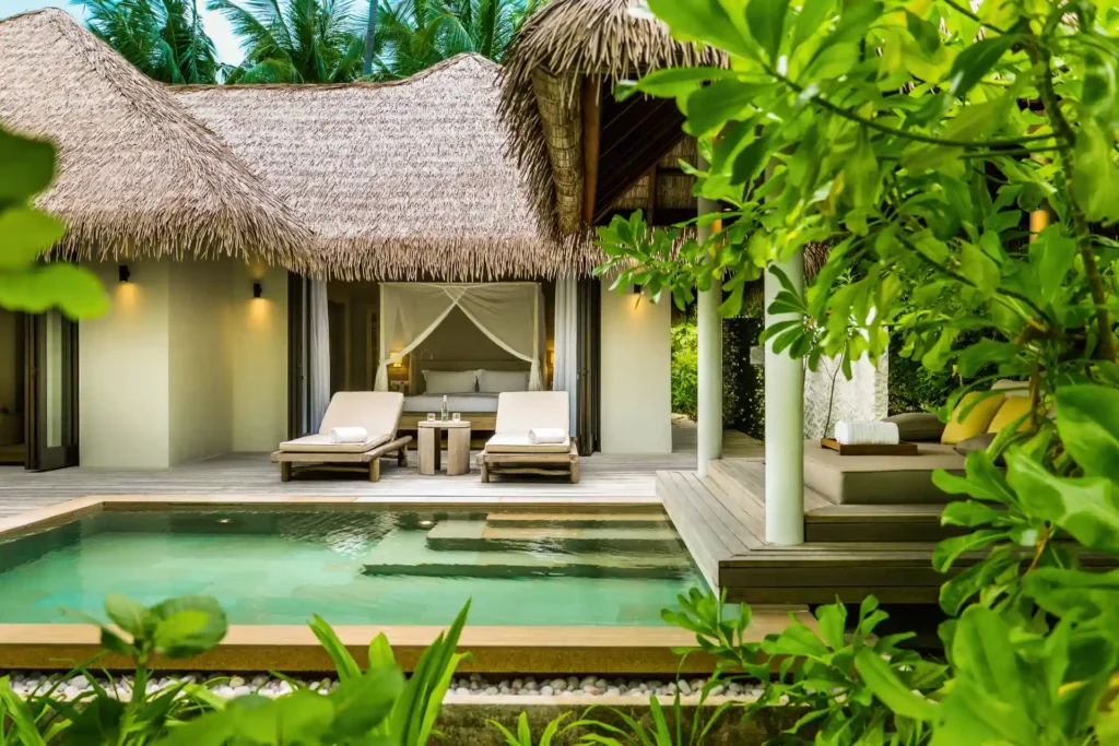 Strand-Villa mit eigenem Pool auf einer naturbelassenen Insel der Malediven. Katharina Fenners kennt die schönsten Inseln auf den Malediven und berät Sie persönlich für Ihren Malediven Luxusurlaub!