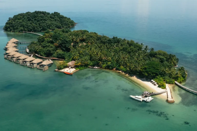 Vogelperspektive auf Song Saa Private Island in Kambodscha. Katharina Fenners gestaltet Rundreisen und Privatinsel-Urlaub in Kambodscha individuell!