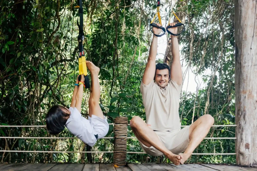 Vater und Sohn genießen den naturbelassenen Fitnessbereich auf Song Saa Private Island. Jetzt Ihren Familienurlaub in Kambodscha bei Fenners Reisen buchen!