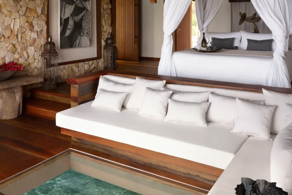Wasservilla mit einem Schlafzimmer auf Song Saa Private Island, individuell buchbar für Kambodscha Rundreisen oder Privatinsel-Urlaub bei Fenners Reisen.