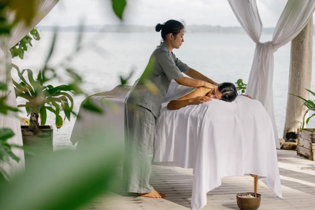 Massage auf Song Saa Private Island. Der Aufenthalt auf dieser kambodschanischen Privatinsel kann individuell bei Fenners Reisen gebucht werden.