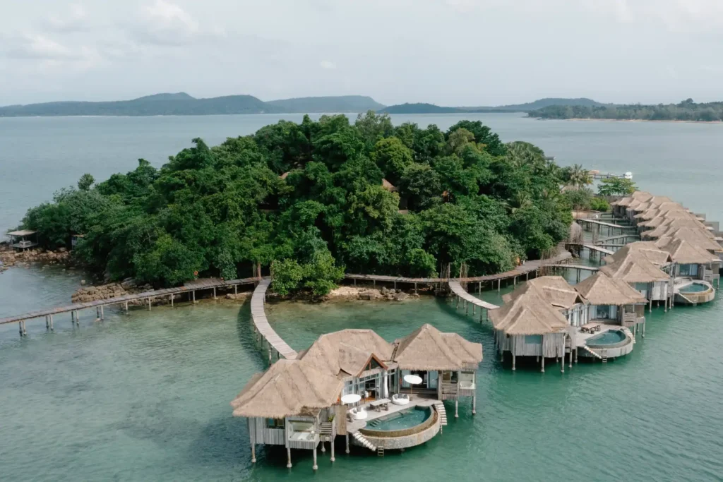 Vogelperspektive auf eine der beiden Inseln und die Wasservilla von Song Saa Private Island. Katharina Fenners gestaltet Ihren Privatinsel Urlaub auf Kambodscha individuell - auch in Kombination mit einer Rundreise durch Kambodscha, Vietnam oder Laos.