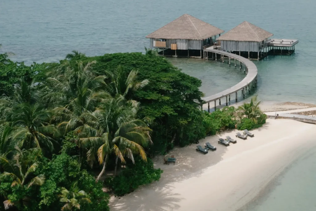 Puderweißer Strand auf einer Trauminsel in Kambodscha. Jetzt individuelle Kambodscha Rundreisen bei Fenners Reisen buchen!